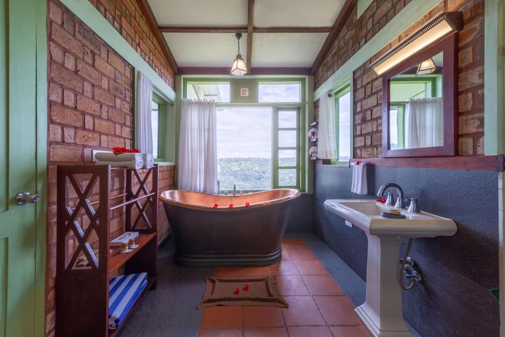 สไปซ์ทรี มุนนาร์ Hotel Chinnakanal ภายนอก รูปภาพ
